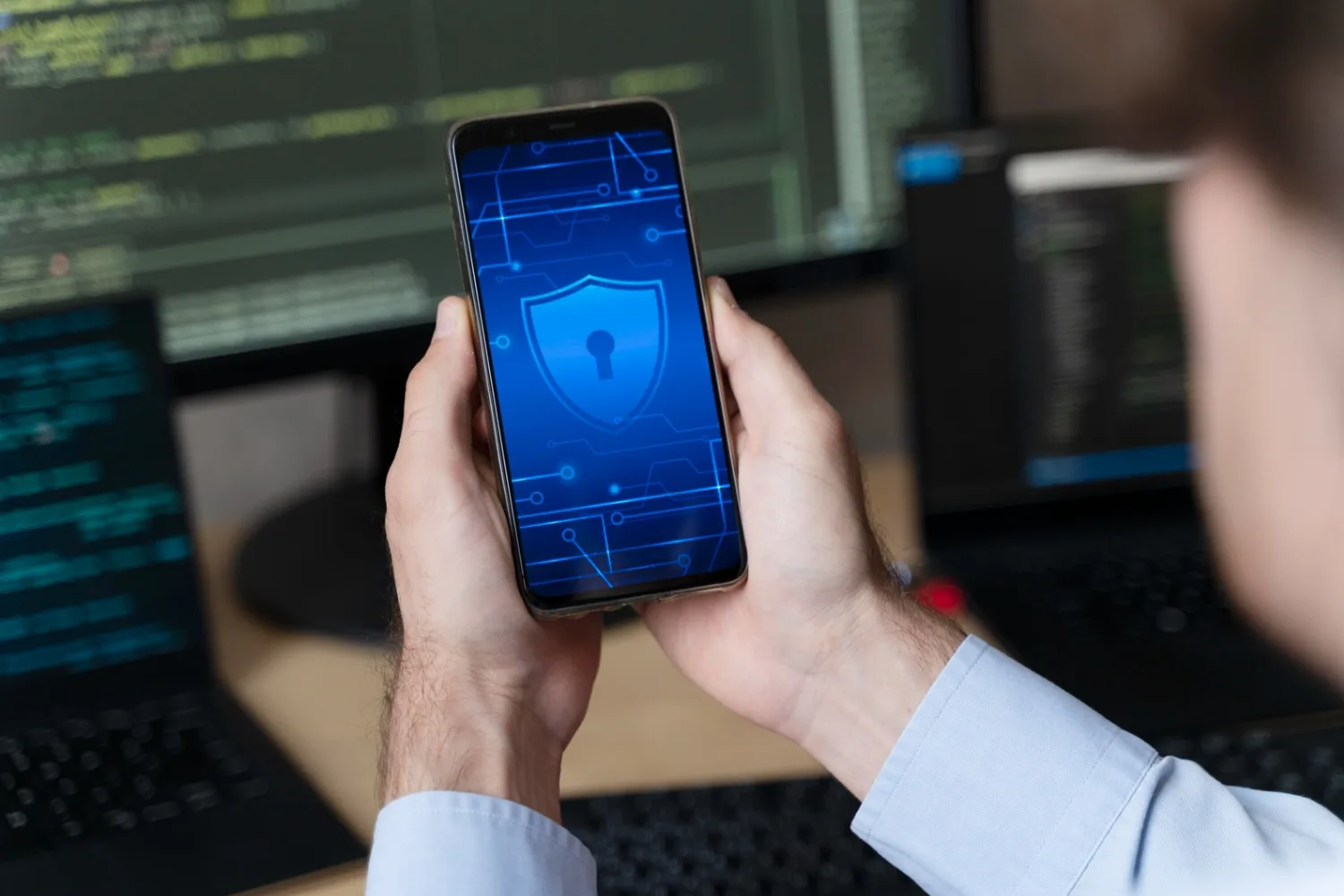 Keamanan Aplikasi Web dan Mobile: Cara Melindungi Data Pengguna dari Serangan Siber